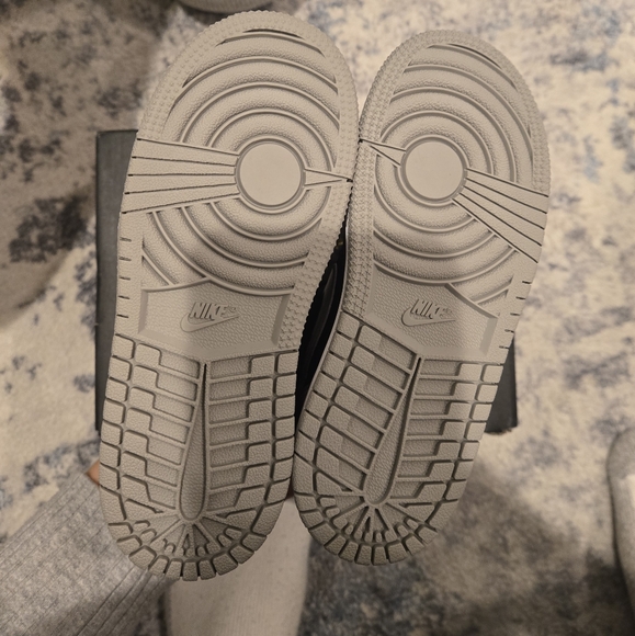 Nike Air Jordan 1 High Black and Silver - Picture 2 of 6